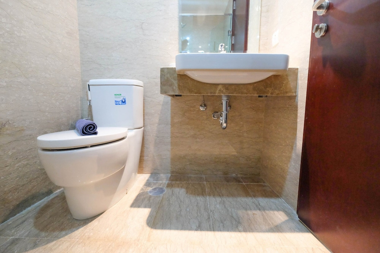 Bathroom 3, Comfy Studio Room with City View at Menteng Park Apartment by Travelio, Jakarta Pusat