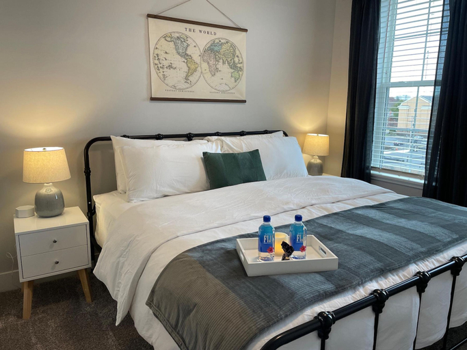 Room 2, Lux King 1BR Near OSU Parking Balcony Gym, Franklin