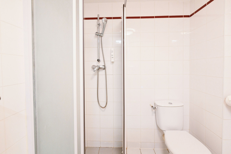 Bathroom 4, Comfort Aparthotel Versailles Saint Cyr l'Ecole, Yvelines