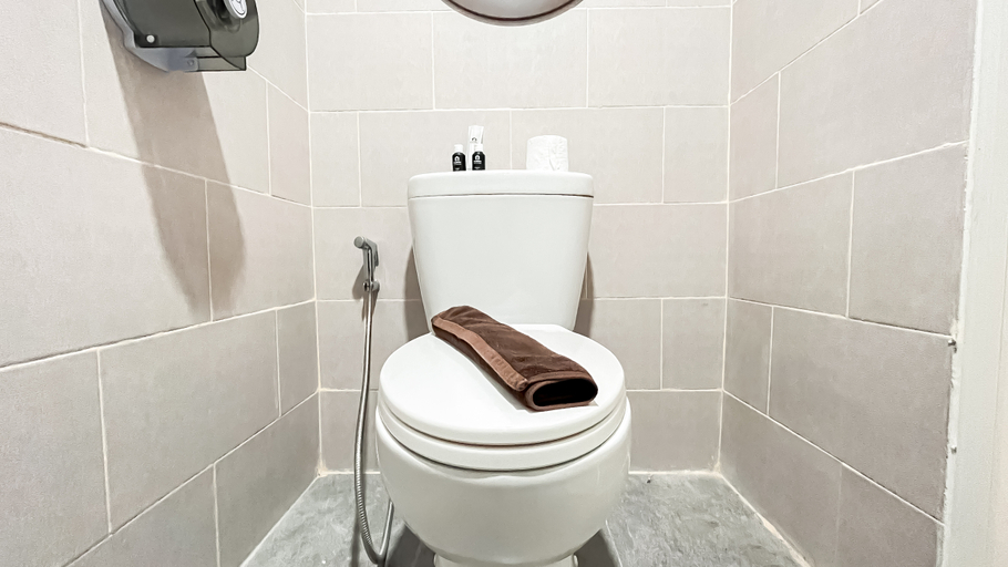 Bathroom 5, Comfortable Studio at Samesta Mahata Serpong Apartment By Travelio, Tangerang Selatan
