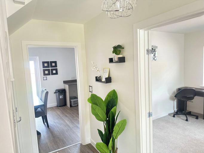 Interior 3, 4 Bed House - Sleeps 7 - Pets - Parking - Wifi, Wolverhampton