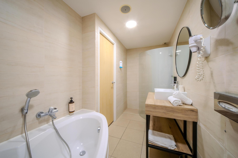 Bathroom 5, Campanile PRIME - Montpellier Ouest Croix d’Argent, Hérault