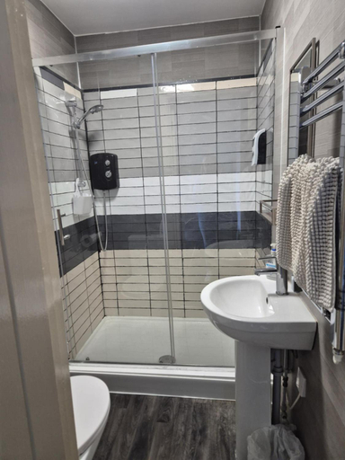 Bathroom 4, Rooms at number 4, Norfolk