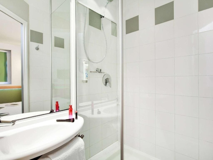 Bathroom 4, ibis budget Clermont Ferrand Centre Montferrand, Puy-de-Dôme