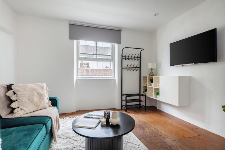Living area 3, Chic 1BR by Goodge Street Station, London