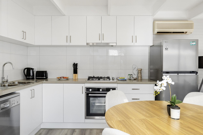 Kitchen 3, 2-Bed Rosebud Apartment with BBQ & Garden, Melbourne