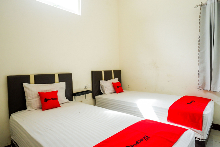 RedDoorz at Karangploso 2 - Tap to explore photos