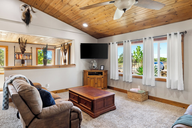 Room 2, Zebra Retreat Compound, Yavapai