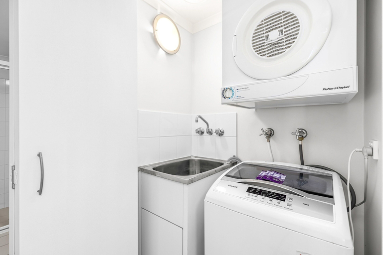 Bathroom 3, 1-bed Brisbane Apt With Pool & Gym, Brisbane