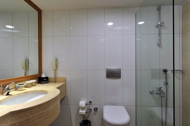 Bathroom 4, Occidental Istanbul City, Beşiktaş