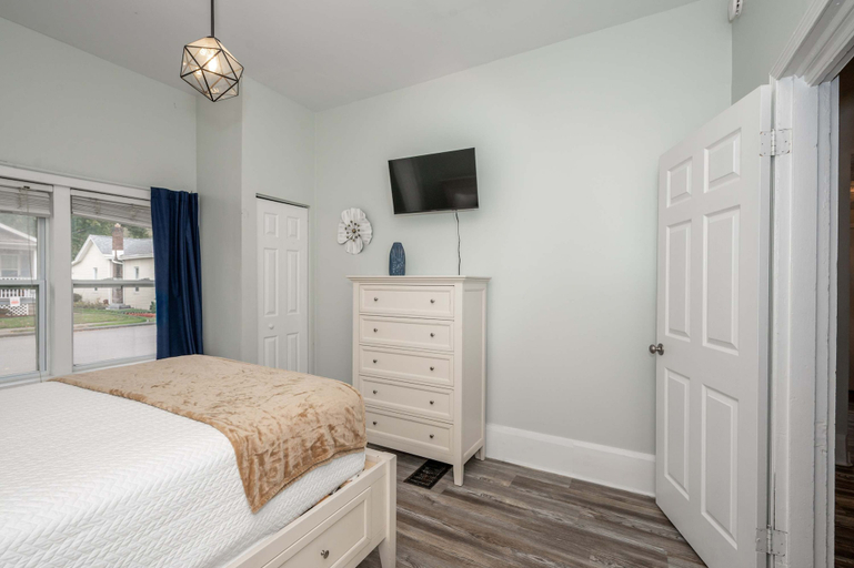 Room 4, Harrison 3BR Walk Downtown Sleeps 6, Cincinnati