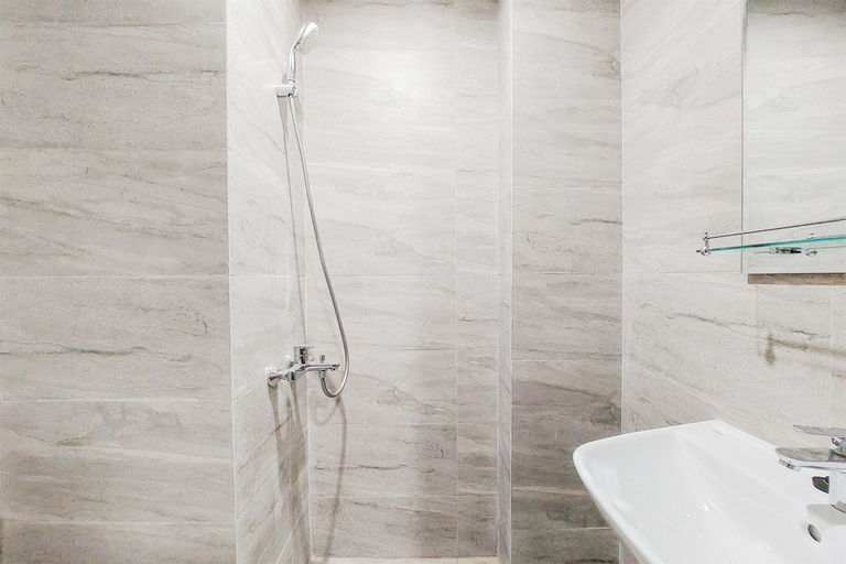 Bathroom 5, Cozy Stay Studio At Collins Boulevard Apartment, Tangerang