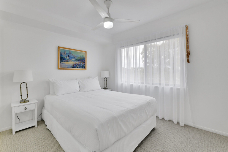 Room 3, Homely 3-bed Townhouse With Pool & Gym Access, Carindale