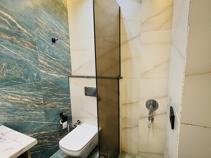 Bathroom 5, Farida Palace Hotel, Luxor
