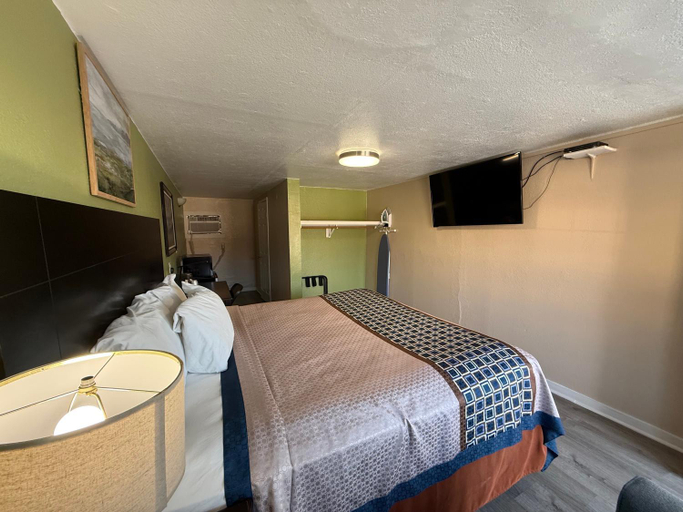 Bedroom 2, Executive Inn and Kitchenette Suites, Maverick