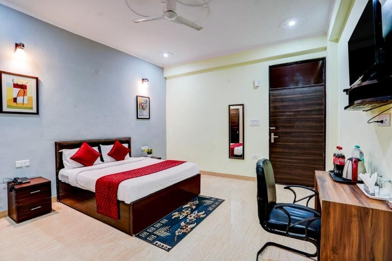 Room 4, Hotel maayra inn, Gautam Buddha Nagar