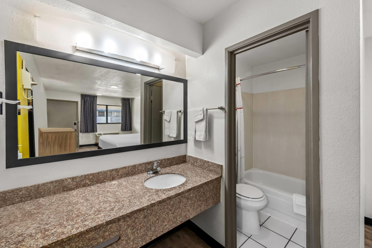 Bathroom 4, Days Inn by Wyndham Independence, Kansas City