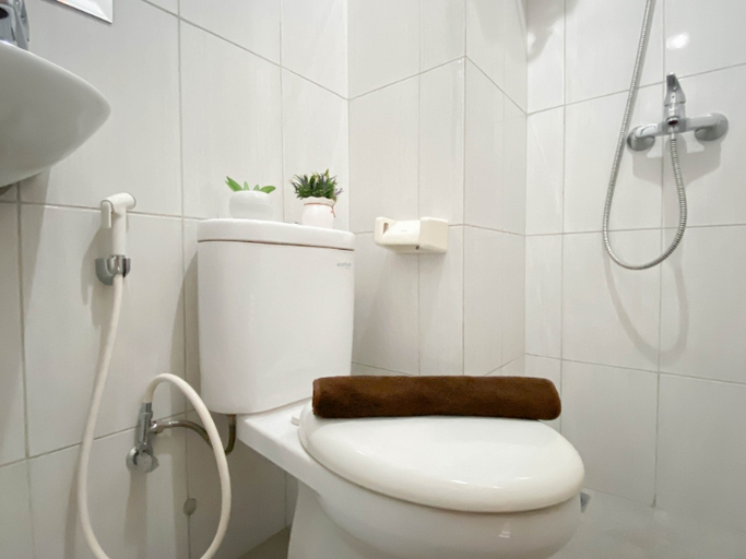 Bathroom 5, Cozy Studio at Monroe Tower Apartment By Travelio, Cikarang