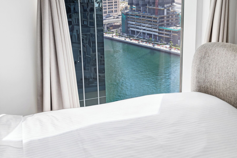 Room 2, Luxury Suite Canal Views Infinity Pool, Dubai
