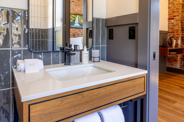 Bathroom 5, Lightwell Hotel & Spa, Hood River