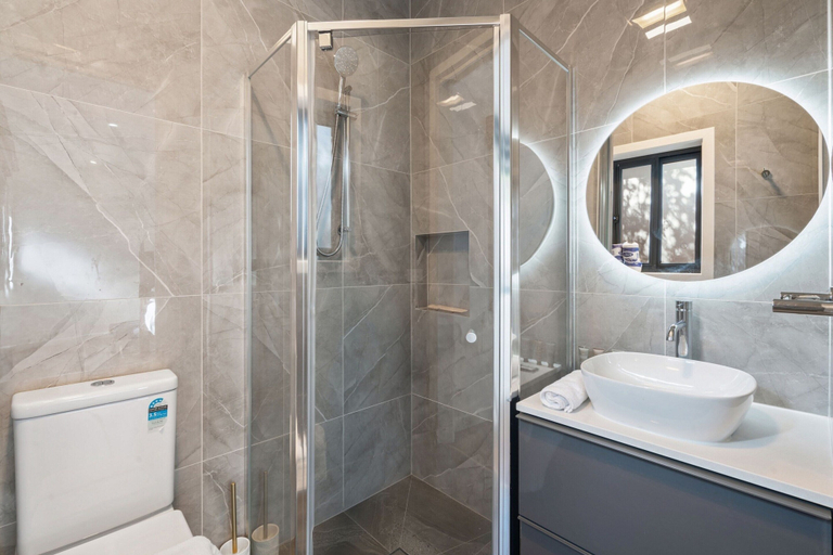 Bathroom 5, Cosy Kambah 1 Bedroom Near Shops & Parks, Canberra