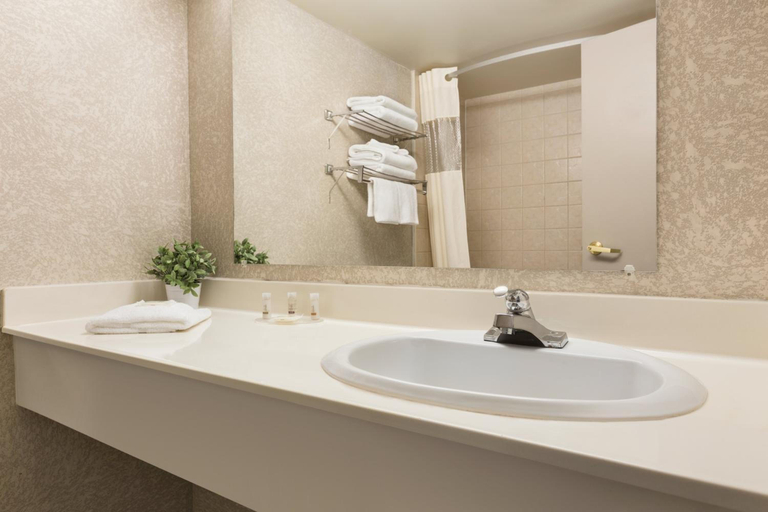 Bathroom 4, Days Inn by Wyndham Ottawa Airport, Ottawa