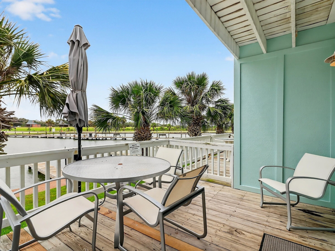 Outdoor dining 4, Kontiki Bayfront 602 3 Bedroom Condo, Aransas