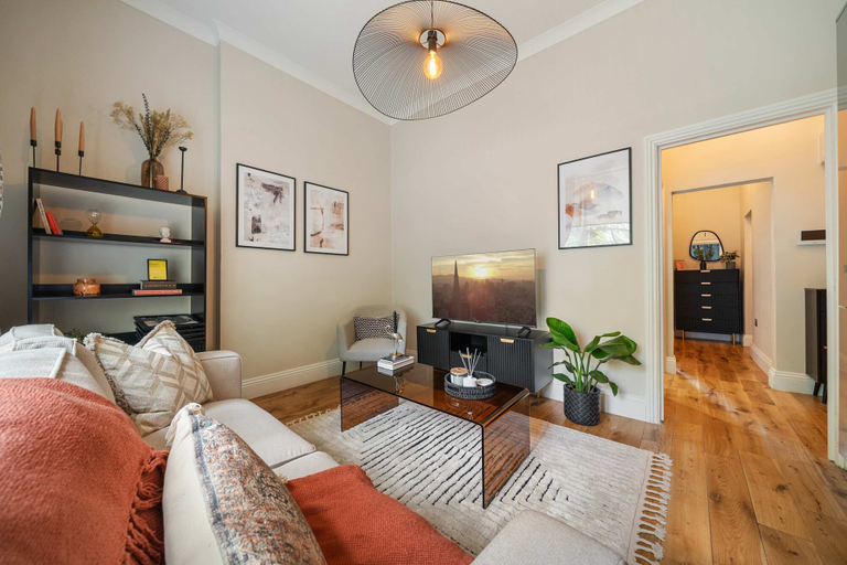 Room 3, 2-bed Notting Hill Apartment With Garden Access, London