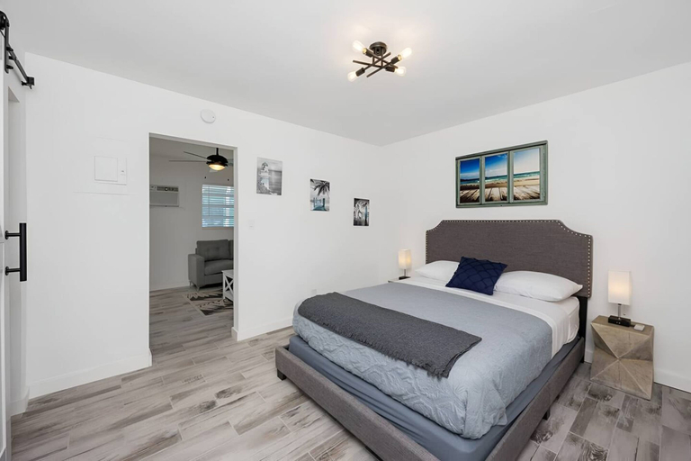 Room 5, Luna Beach House in Hollywood, Broward