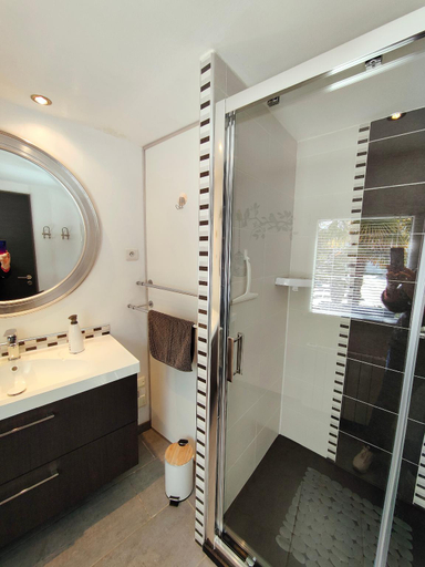 Bathroom 3, Gite Pause au jardin , Indre-et-Loire