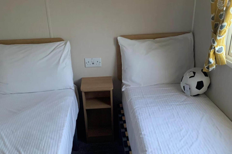 Room 3, 3 Bed Cabin - Sleeps 6 - Wifi, Free Parking, Pets, Kent