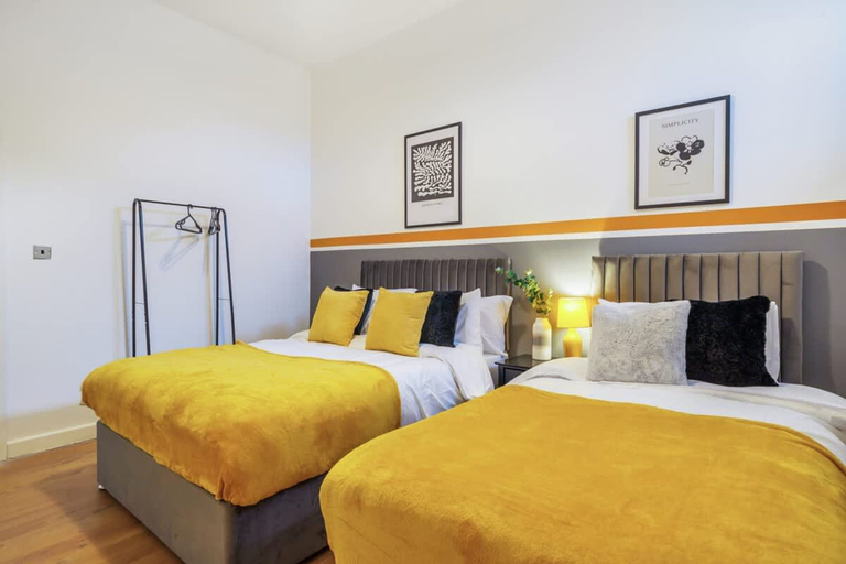 Room 3, Spacious Apartment for Groups in City Centre, Sefton