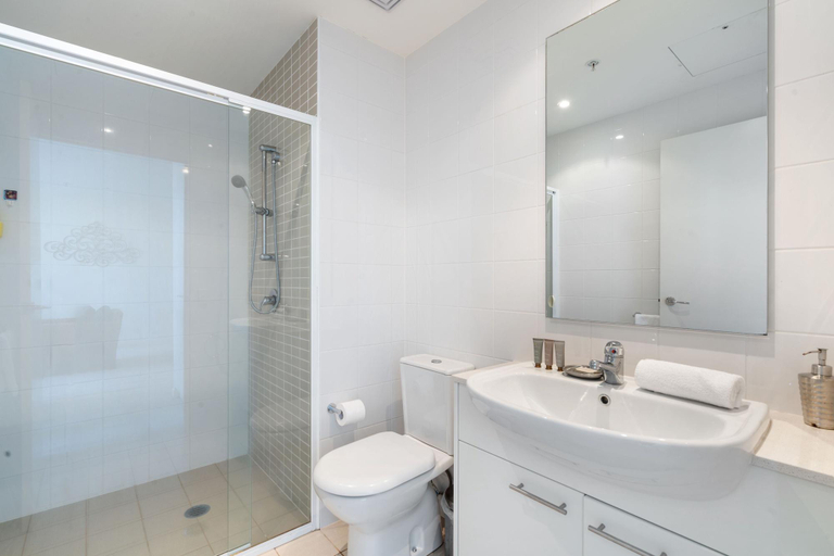 Bathroom, Comfortable 1-Bed Apartment with Balcony, Canberra
