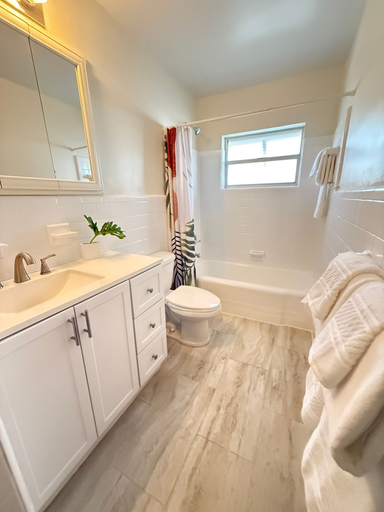 Room 4, 3 Bedroom 2 Bath Beachside House With Hot Tub, Brevard