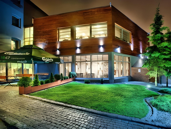 Exterior & Views