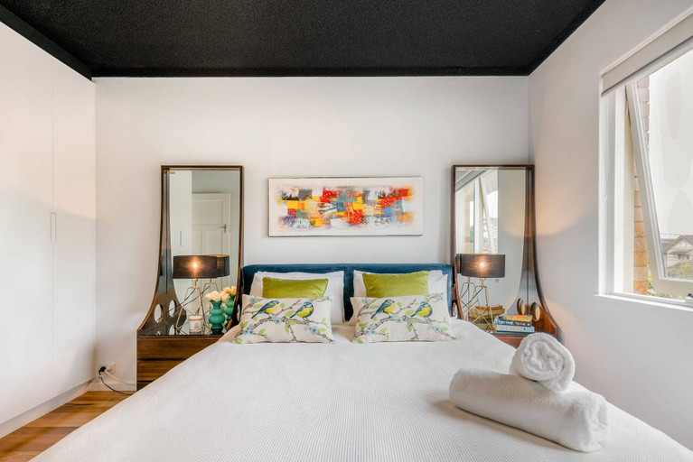 Room 5, Renovated Retro Apartment Near Harbour Front Walks, Sydney