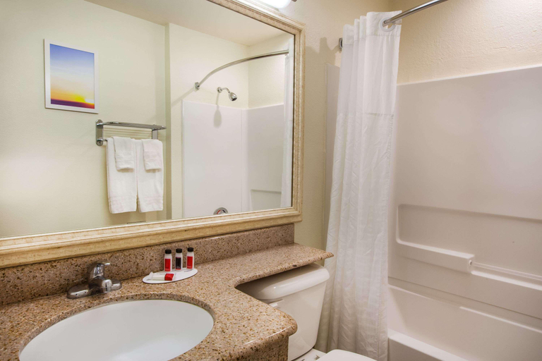Bathroom 5, Days Inn & Suites by Wyndham Antioch, Contra Costa