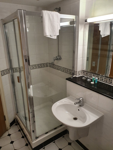 Bathroom 3, Kegworth Hotel East midlands Airport, Leicestershire