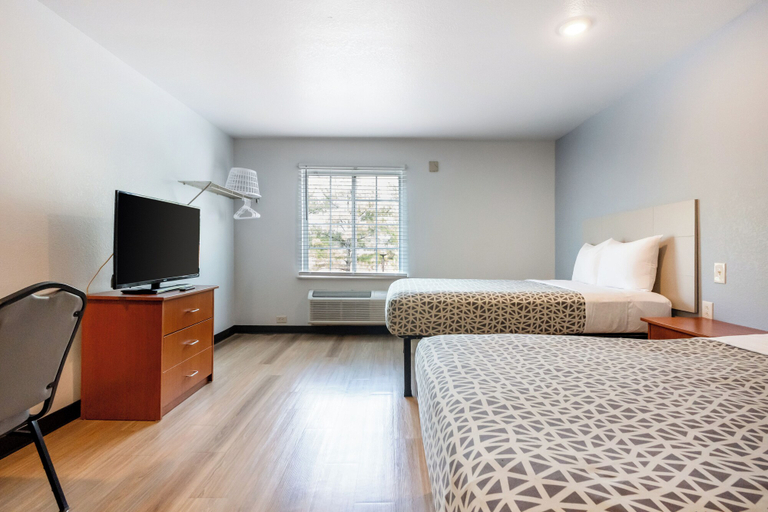 Bedroom 2, Suburban Studios Huntsville University Area, Madison