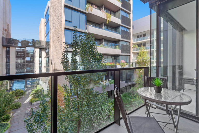 Balcony 3, Charming 1-bed Apartment With a Balcony, Melbourne