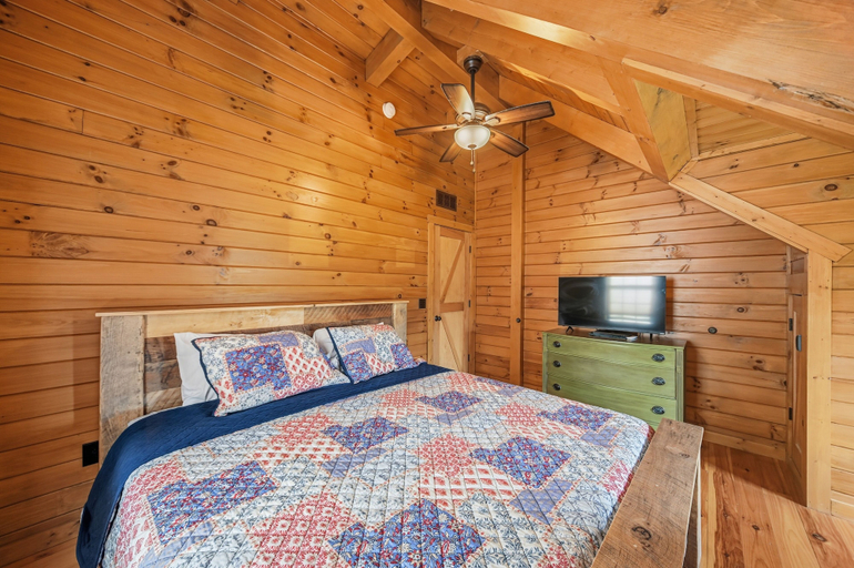 Room 3, Sprinkle Bottom Lodge: 12 Acre 5 Bedroom Cabin, Pond, AC, Heating & Pet Friendly, Ashland