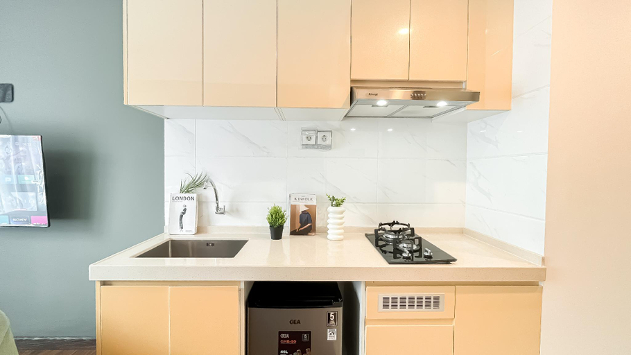 Others 5, Warm Tone Studio Look at Sky House BSD By Travelio, Tangerang Selatan