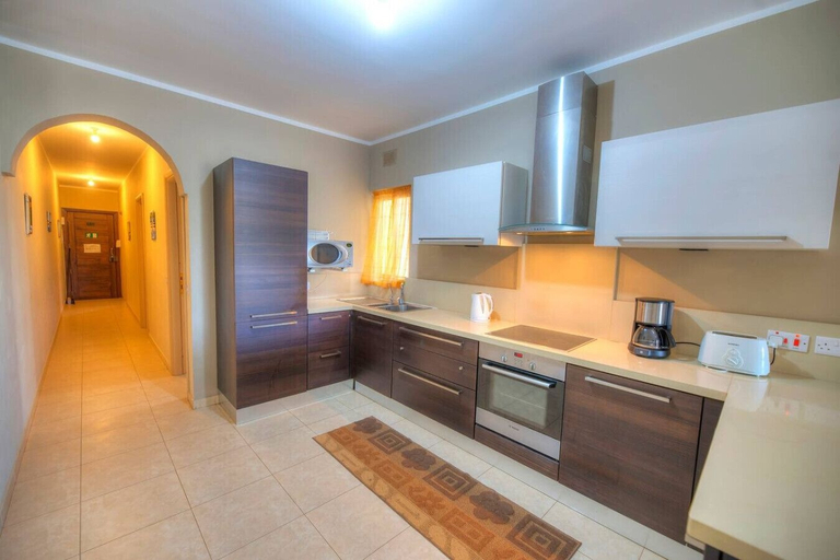 Room 5, Spacious Apartment With Pool in Misrah Simar Qala