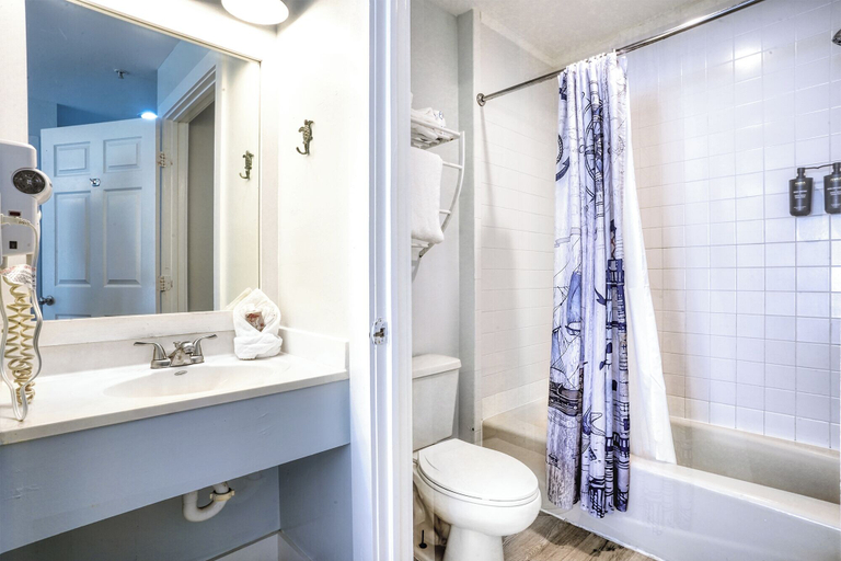 Bathroom 5, The Lighthouse Resort Inn & Suites, Lee