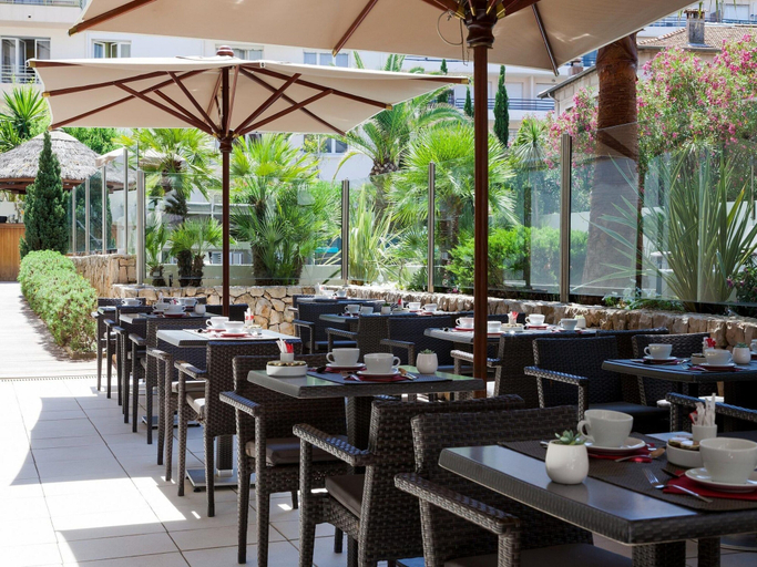 Outdoor dining, Junior Suite in Cannes for 4 Guests, Alpes-Maritimes