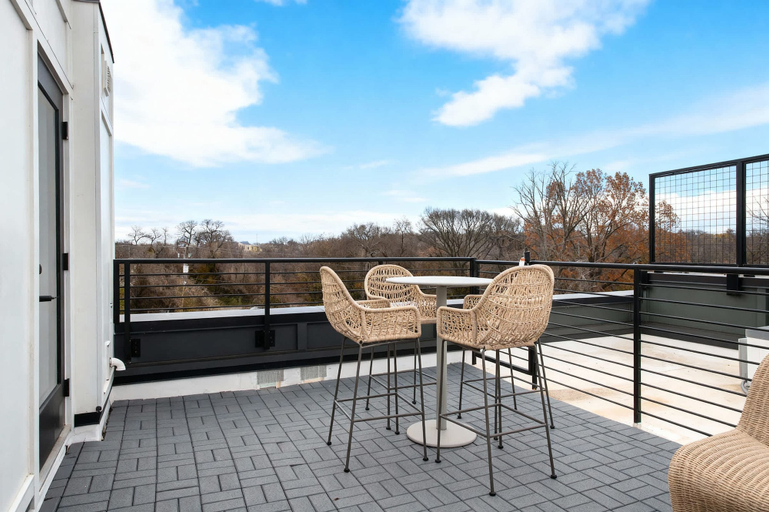 Room 4, Nashville Escape With Skyline Deck and Hot Tub, Davidson
