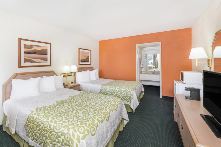 Bedroom 3, Days Inn by Wyndham Deming, Luna