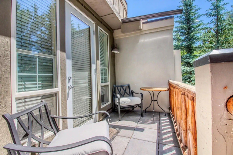 Terrace/patio 3, Snow Star Skylight - 3BD 3BA - Hot Tub, Gym, Walk to Ski!, Blaine