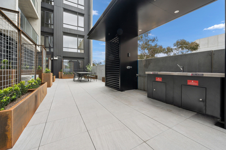 Outdoor dining, Chic and Elegant 1-bed in Unbeatable Location, Canberra