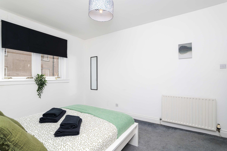 Room 4, Spacious 3 BED House With Parking, Falkirk